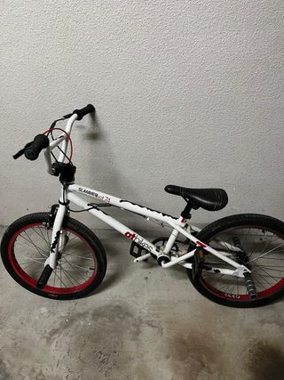 Bicicleta BMX Bianca con Ruote Rosse