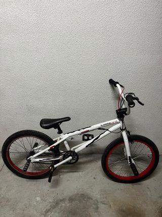 Bicicleta BMX Bianca con Ruote Rosse