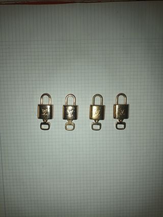 4 Colgantes Candado LouisVuitton Dorados y Llavero