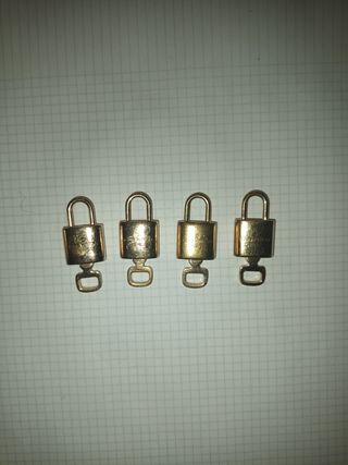 4 Colgantes Candado LouisVuitton Dorados y Llavero