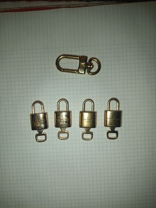 4 Colgantes Candado LouisVuitton Dorados y Llavero