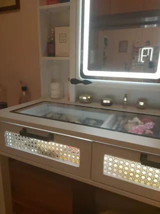 Tocador de lujo con espejo iluminado Y expositor