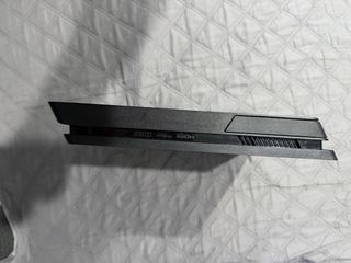 PS4 Slim Negra + Mando