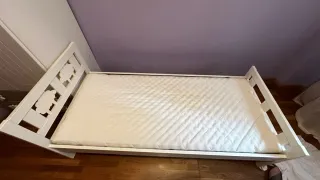 Cama infantil blanca con colchón