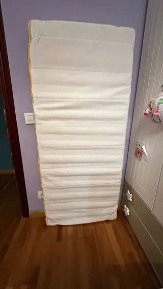 Cama infantil blanca con colchón