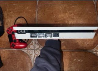 PS4 Slim c/ Mando Rojo y FIFA 25