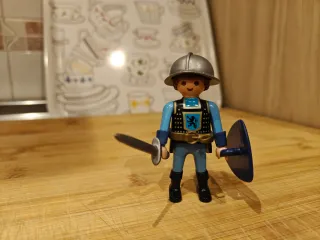 Soldado Playmobil con espada y escudo
