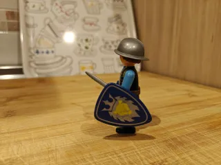 Soldado Playmobil con espada y escudo