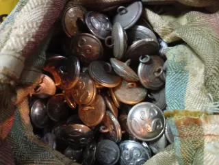 Lote botones metálicos antiguos oro y plata.