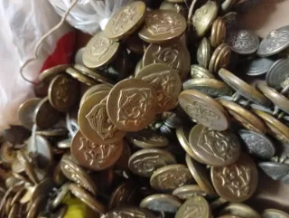 Lote botones metálicos antiguos oro y plata.