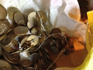 Lote botones metálicos antiguos oro y plata.