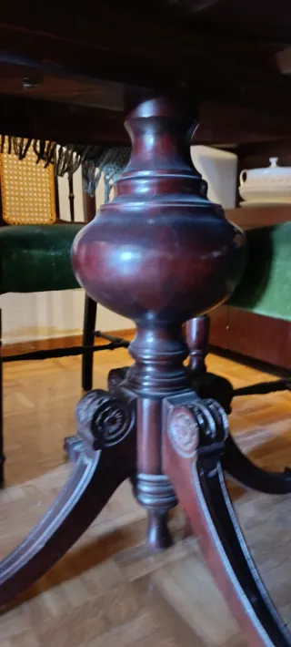 Mesa extensible clásica de madera con 6 sillas