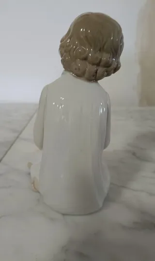 Figura Zaphir niño leyendo porcelana