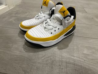 Zapatillas Nike Jordan Blancas y Amarillas niña