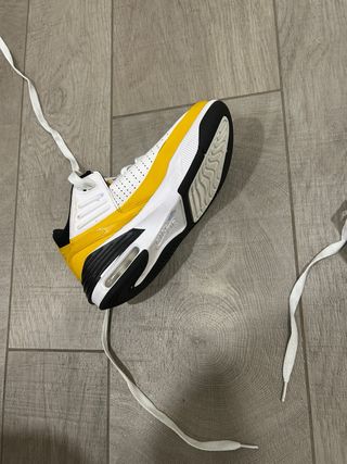 Zapatillas Nike Jordan Blancas y Amarillas niña