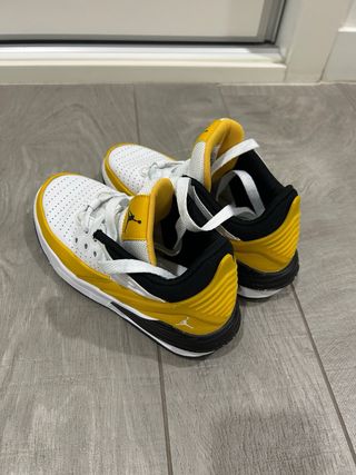 Zapatillas Nike Jordan Blancas y Amarillas niña