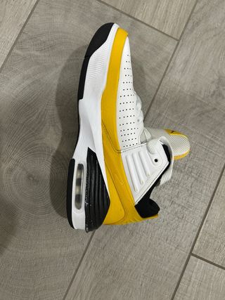 Zapatillas Nike Jordan Blancas y Amarillas niña