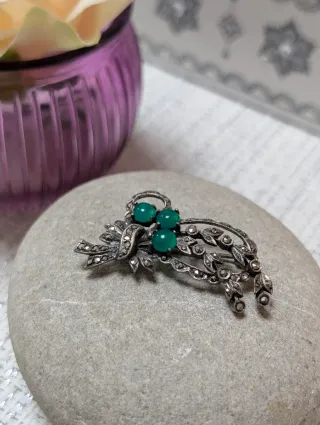 Broche antiguo con piedras verdes