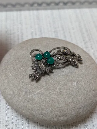 Broche antiguo con piedras verdes