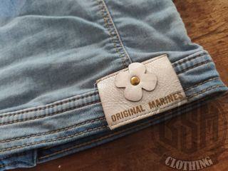 Giacca di jeans con fiori bianchi