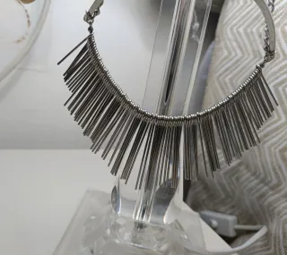 Collar de cadena con plumas plateadas