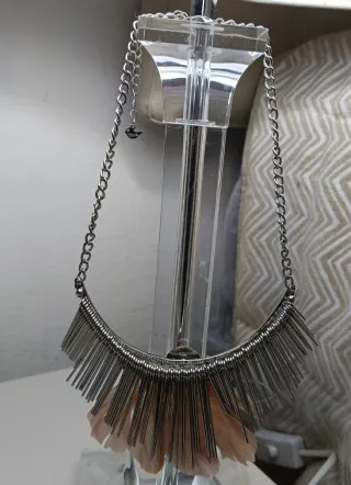 Collar de cadena con plumas plateadas