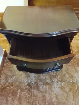 Mesita de noche clásica 4 cajones madera