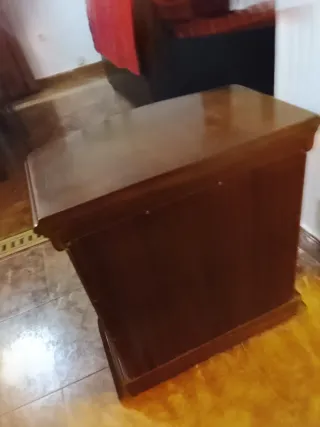 Mesita de noche clásica 4 cajones madera