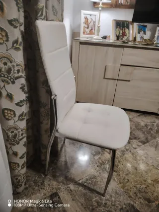 Conjunto de 4 sillas blancas