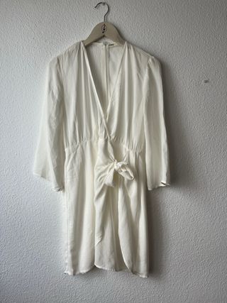 Vestido blanco escote pico Pull&Bear