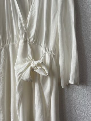 Vestido blanco escote pico Pull&Bear