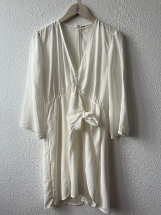 Vestido blanco escote pico Pull&Bear