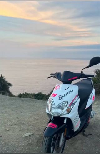 Moto Yamaha Scooter Negra y Blanca