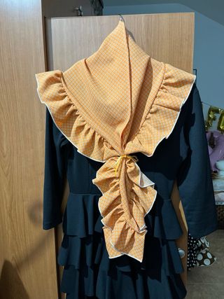 Mantoncillo naranja con volantes