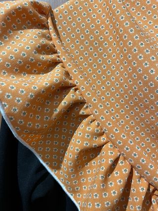 Mantoncillo naranja con volantes