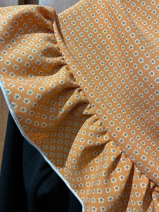 Mantoncillo naranja con volantes