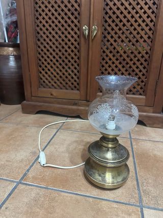 Lámpara de mesa dorada y cristal