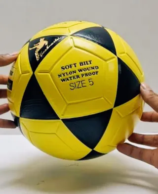 Bola de Futebol Amarela e Preta Tamanho 5