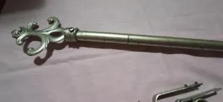 Barra de cortina plateada con soportes