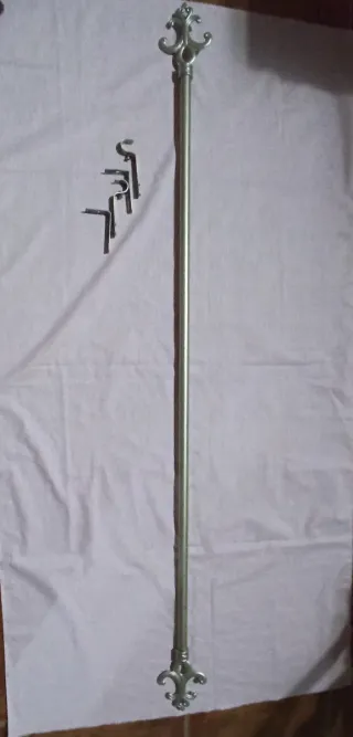 Barra de cortina plateada con soportes