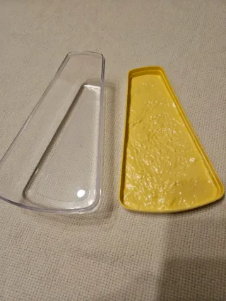 Contenitore per formaggio giallo