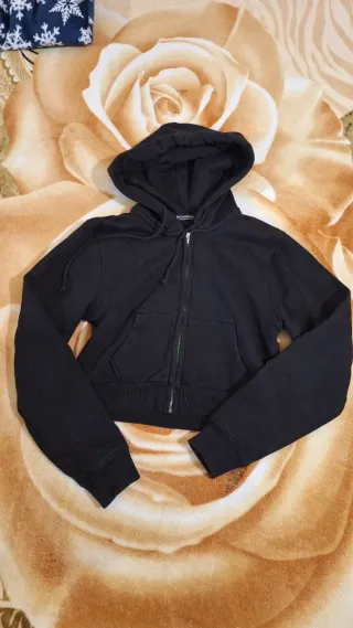 Felpa crop cappuccio Stradivarius