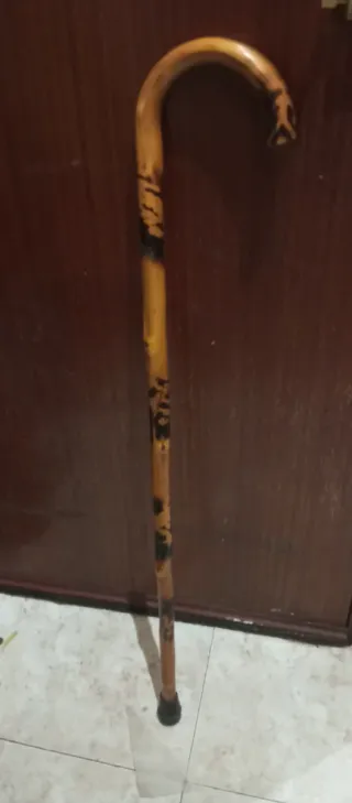 Bastó / Bastón de madera con mango curvo