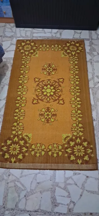 Tappeto arancione e giallo