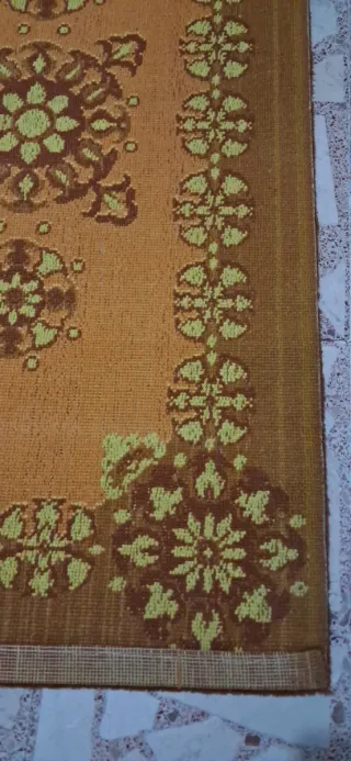 Tappeto arancione e giallo