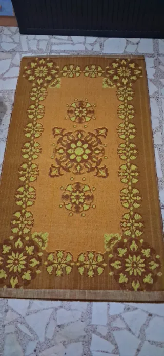 Tappeto arancione e giallo