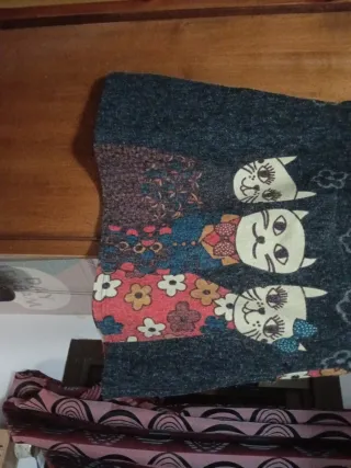 Falda de gatos gris y multicolor