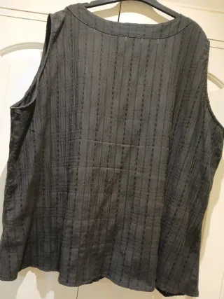 Blusa sin mangas negra botones