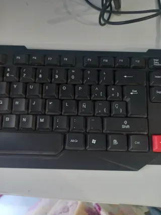 Teclado de ordenador negro y rojo