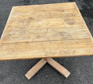 Mesa de teca SYNTHESIS con base de teca cuadrada